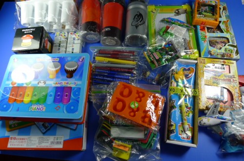 [已捐出]捐贈玩具、原子筆、用品等一箱