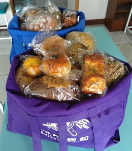 4.28羅娃捐贈麵包兩大袋..jpg