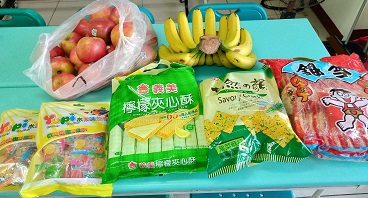 3.25廣東粥姐姐捐贈餅乾糖果水果一批..jpg