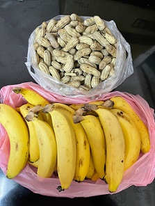 11.27水湳市場水果攤老闆娘捐贈阿里山香蕉和花生各一袋..jpg